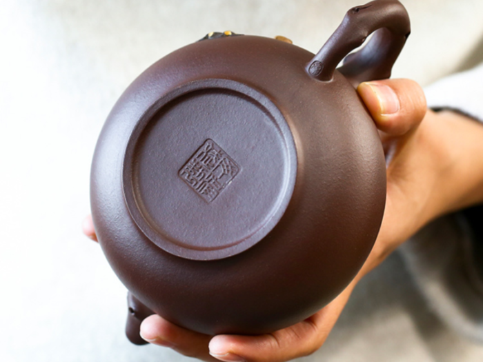 chinese teapot and cups with handcrafted details 1