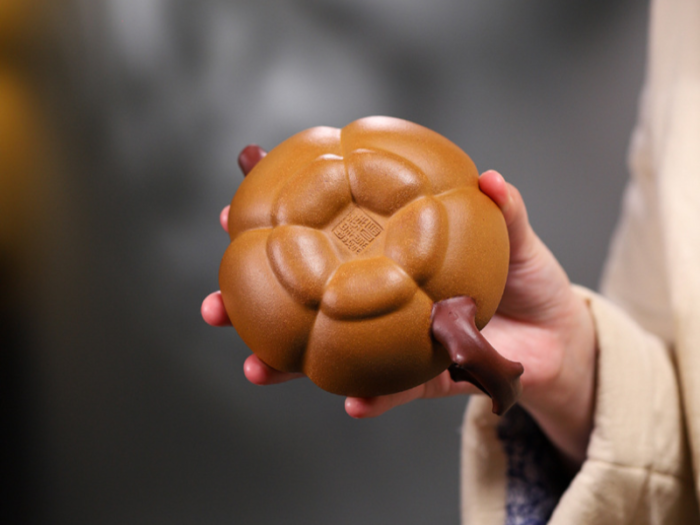 chinese yixing clay teapot with traditional style 2