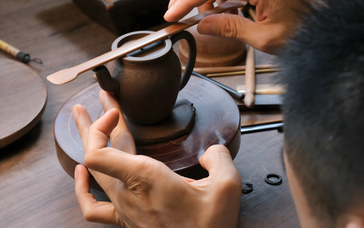 The production of purple clay teapot The production of purple clay teapot