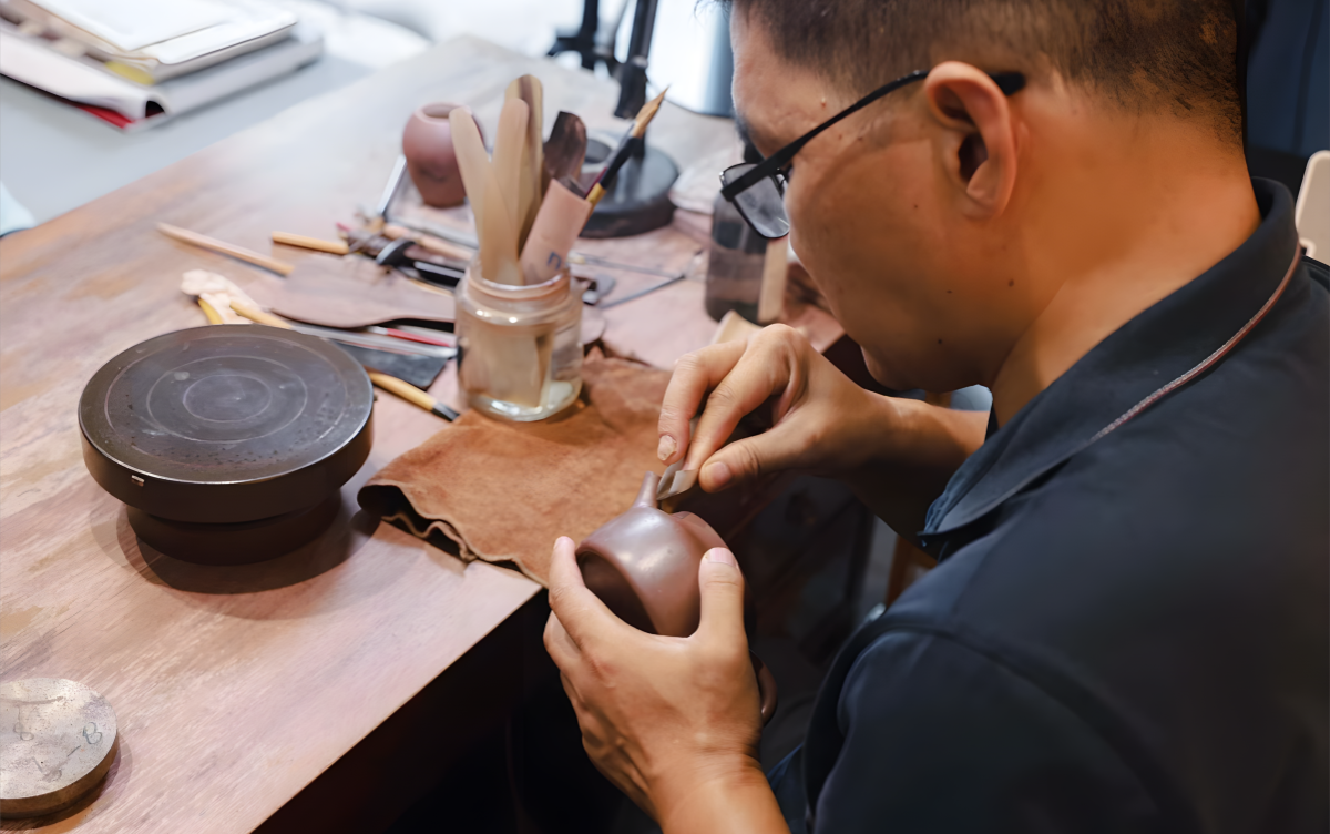 Yserene’s craftsmen are making Chinese Yixing teapots Yserene's craftsmen are making Chinese Yixing teapots